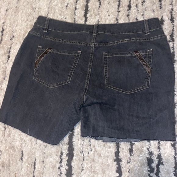dark washed distressed cut off shorts by avenue jeans size 14 in women’s - Picture 3 of 3